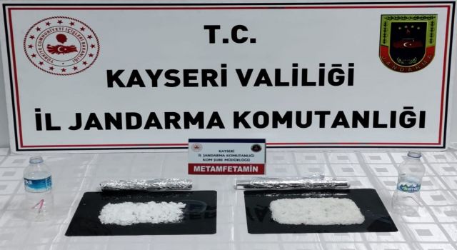 Kuru pasta kutusunda uyuşturucu saklayan 2 kişiye gözaltı